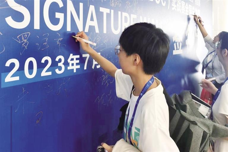 1690359619904094.jpg 队长在比赛签名墙签名.jpg