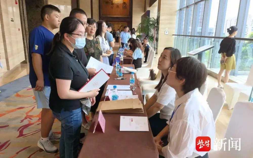 留学人员服务月活动.jpg