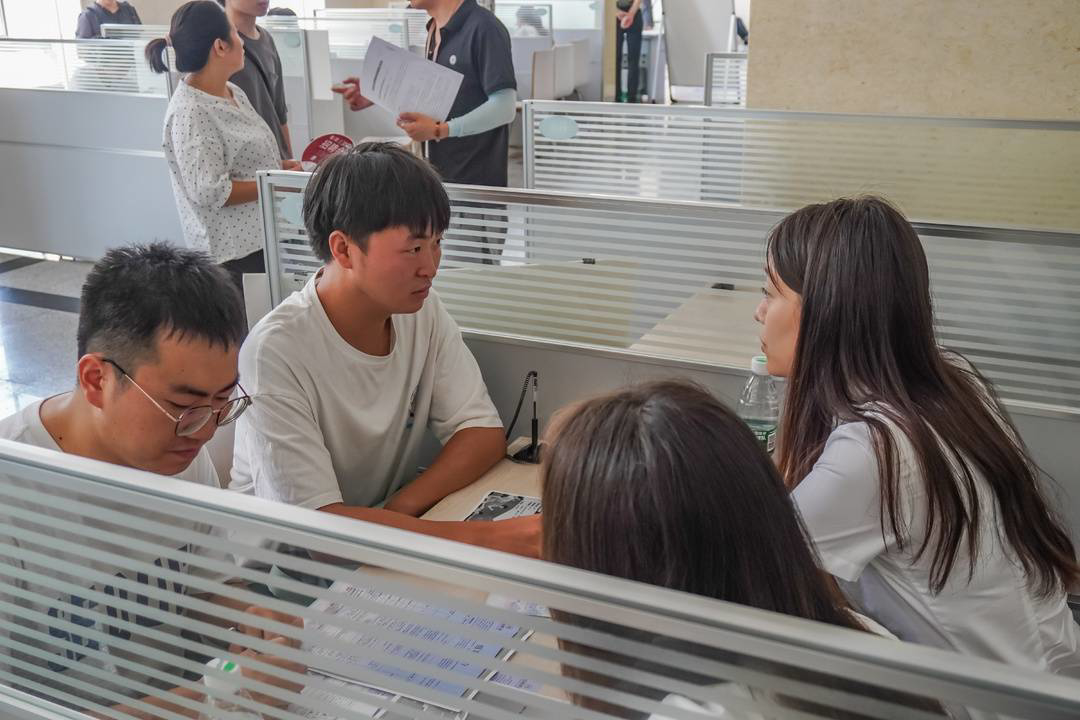 线上线下同步送岗 成都双流助力高校毕业生就业3.JPG