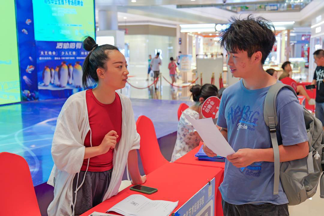 线上线下同步送岗 成都双流助力高校毕业生就业1.JPG