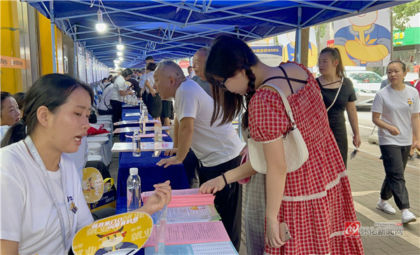 “职引”未来，筑梦青春——新晃多举措推进高校毕业生高质量就业1.jpg