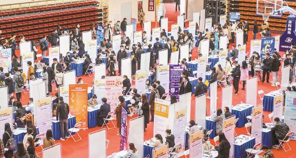 就业指导“全程化”校企配合引需求 带毕业生上门：沪上高校下活棋2.jpeg