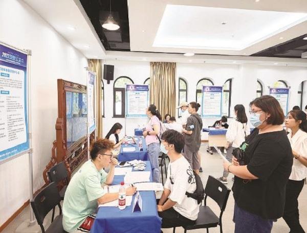 就业指导“全程化”校企配合引需求 带毕业生上门：沪上高校下活棋.jpeg
