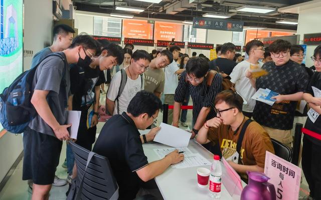北京应届高校毕业生首场线下双选会开启，高校老师现场拓岗促就业2.jpeg