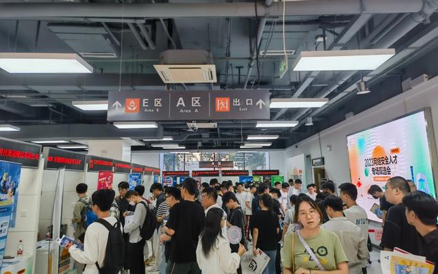 北京应届高校毕业生首场线下双选会开启，高校老师现场拓岗促就业1.jpeg