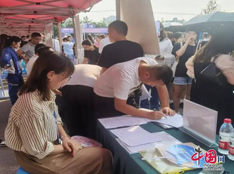 阆中市就业服务管理局：借助“阆苍南”协同发展东风 促进高校毕业生就业3.jpg