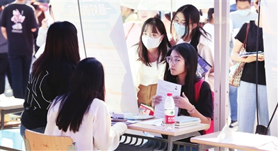 天津市高校举办2024届毕业生首场线下校园招聘会 助力毕业生跑出就业“加速度”.jpg
