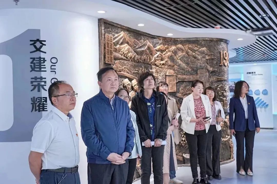 清华大学继续教育学院党委书记、副院长刁庆军，新疆大学继续教育学院党总支书记朱艳梅一行莅临集团调研座谈1.jpg