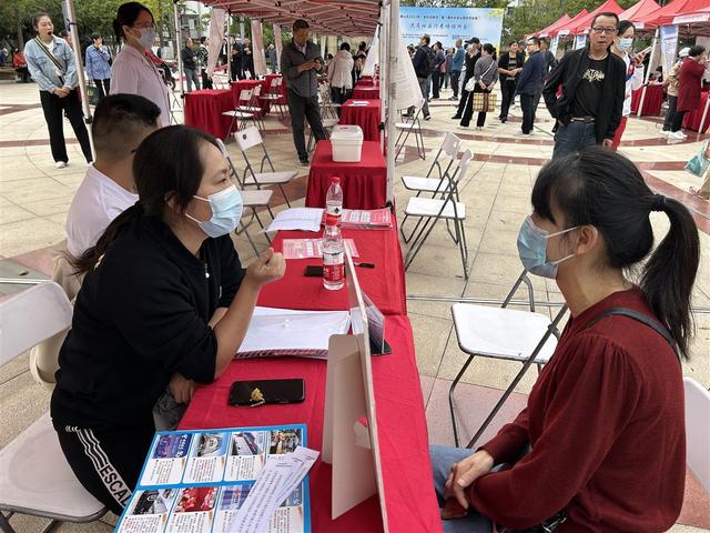 武汉市青山区2023年“金秋招聘月”暨“离校未就业高校毕业生”送岗社区行专场招聘会成功举办2.jpeg
