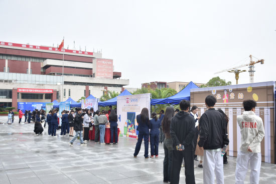 江西工贸职院第一届大学生生涯体验周正式开幕.jpg