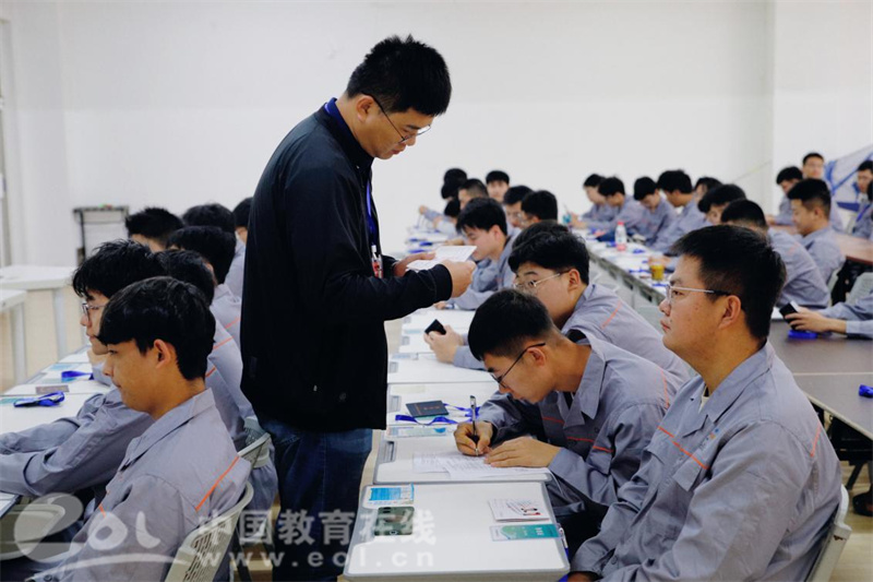 国赛竞技看见“制造强国”青年力量 全国职业院校技能大赛高职组“机电一体化技术”赛项在浙江机电职业技术学院落幕5.jpg