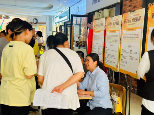 “‘职’引未来·乐业杨浦”2023年高校毕业生等青年就业服务攻坚行动系列招聘会4.jpeg