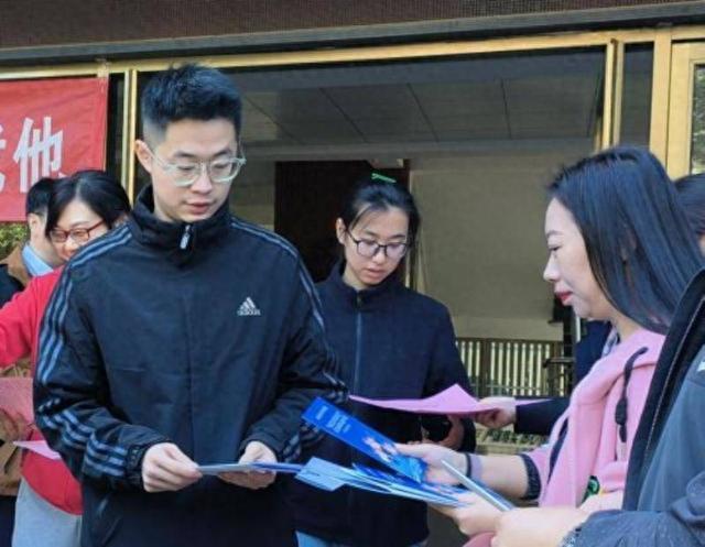帮高校毕业生走稳“就业第一步” 芝罘区开展“社保政策服务进校园”活动.jpeg