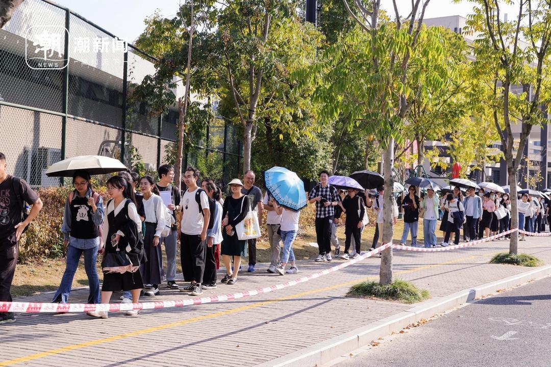 队伍排了五公里！万名大学生齐聚这场今秋“最热”校园招聘会.jpg