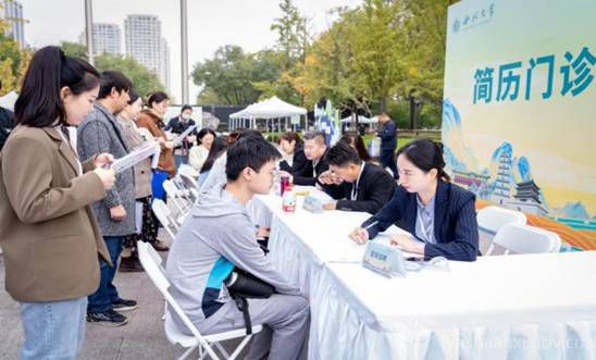 陕西省举办上万场2024届高校毕业生系列招聘活动1.jpg