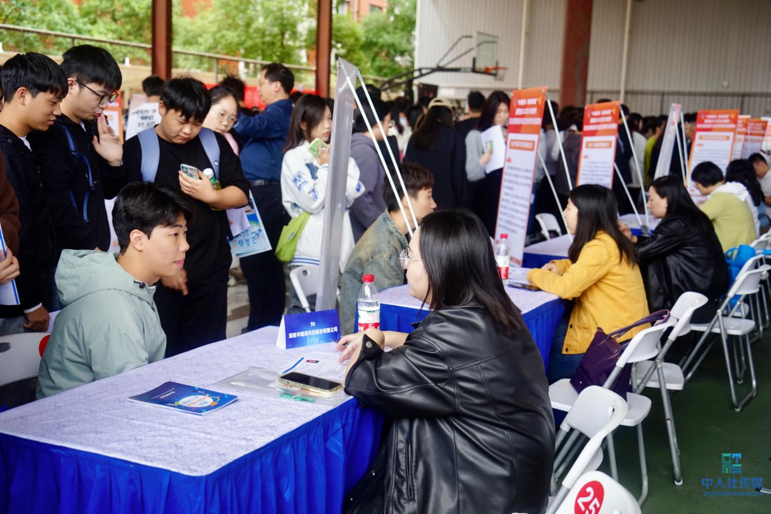 湖南省本级2023年大中城市秋季专场招聘会（湖南工业职院专场）顺利举行.jpg