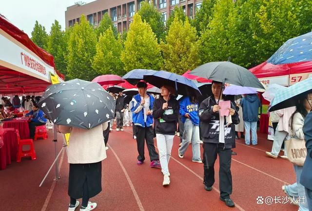 2023年长沙市公共就业服务进校园暨结对联系高校服务就业专项活动长沙职业技术学院招聘会圆满举行.jpeg