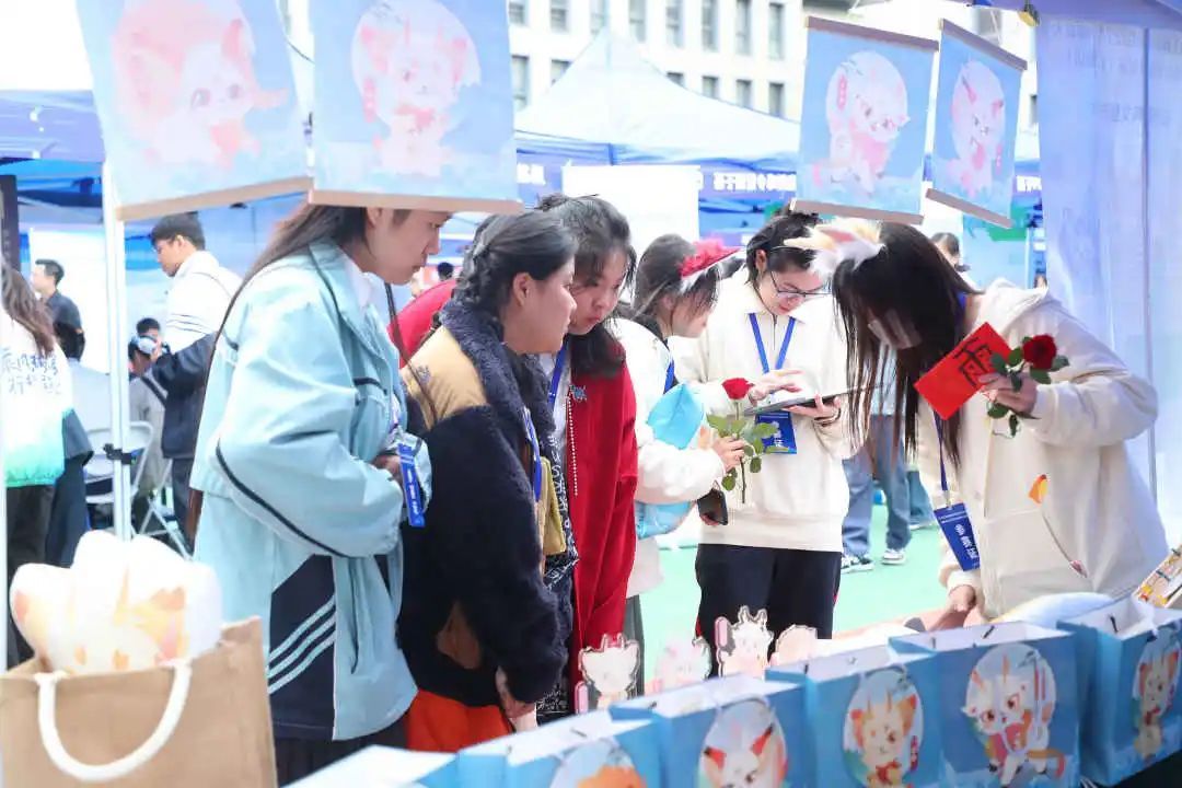 1699840104259014.jpg 学生成长嘉年华!首届职业院校学生创新创意大赛开启职教盛宴4.jpg