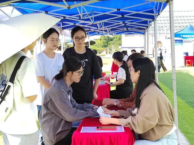 广州幼专迎接就业“首考”：822名毕业生“应战”校园招聘1.jpeg