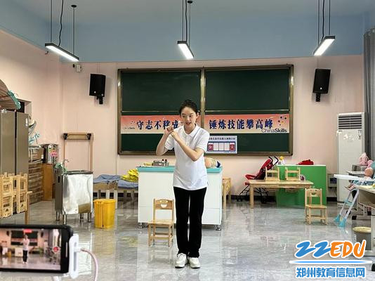 包揽前二！郑州艺术幼儿师范学校荣获河南省中等职业教育技能大赛婴幼儿保育赛项一等奖1.jpg