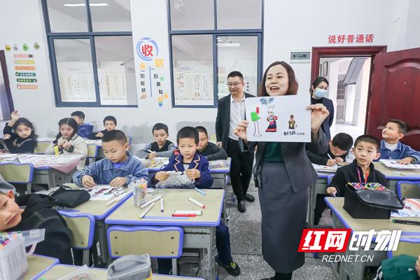 1699927658466579.jpeg 巧手绘苗服民族一家亲 邵阳职院开展职业教育启蒙活动.jpeg