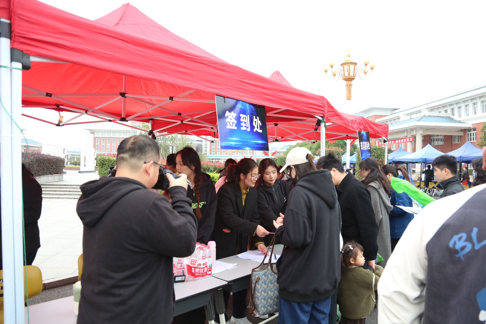 滁州职业技术学院举办2024届毕业生秋季校园大型双选会2.jpg