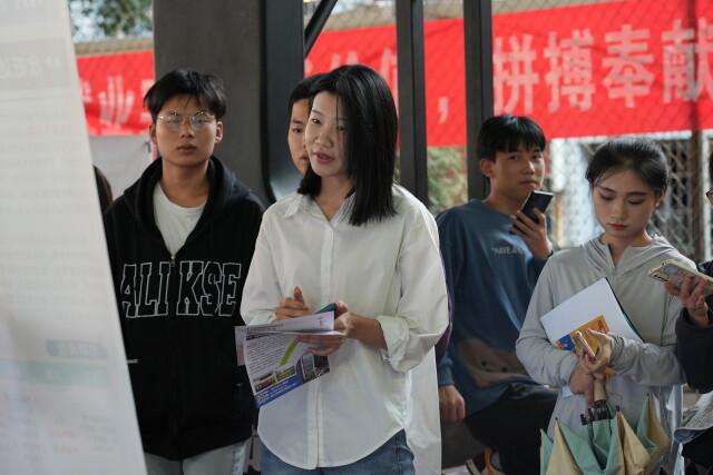 120家企业组团招才引智！这场招聘会在湖南工业职院举行2.jpeg