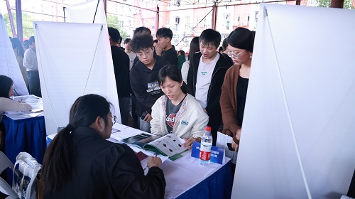 120家企业组团招才引智！这场招聘会在湖南工业职院举行1.jpg