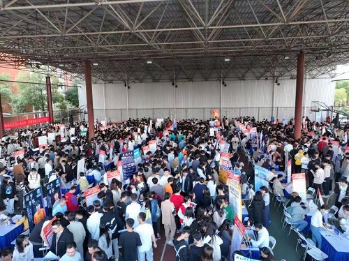 120家企业组团招才引智！这场招聘会在湖南工业职院举行.jpg
