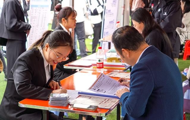 广西2024届医药类高校毕业生就业双选会（桂林专场）在桂林医学院顺利举行2.jpeg