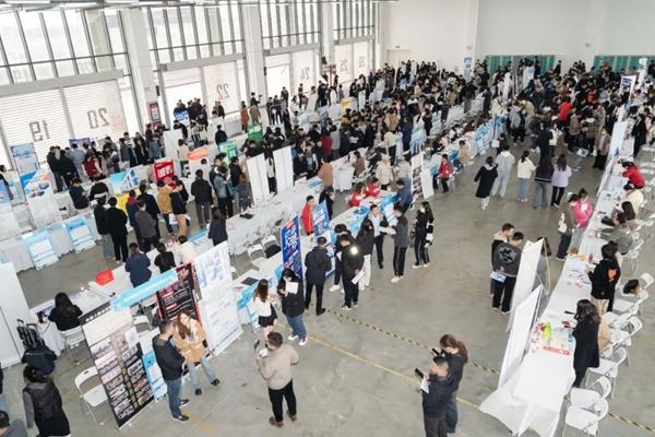 西安汽车职业大学举办2024届毕业生校园双选会3.jpg