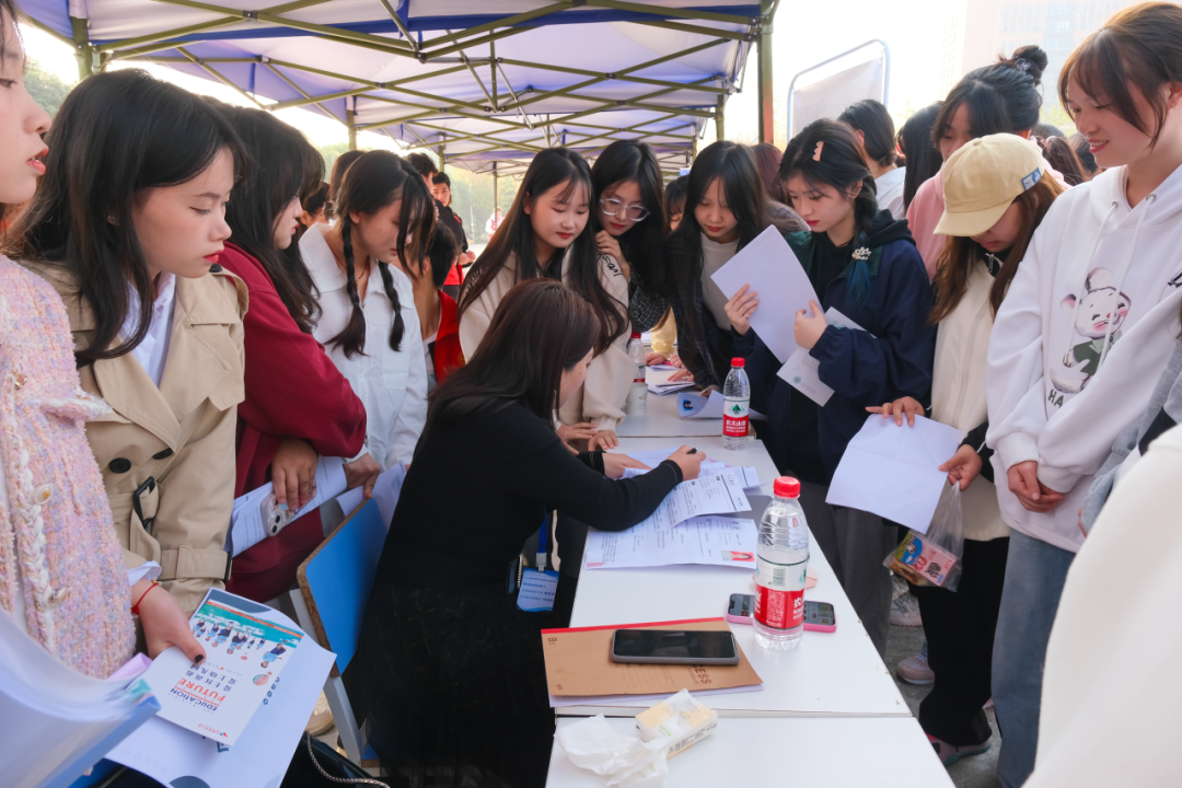 多图直击四川各大高校双选会现场！32.png