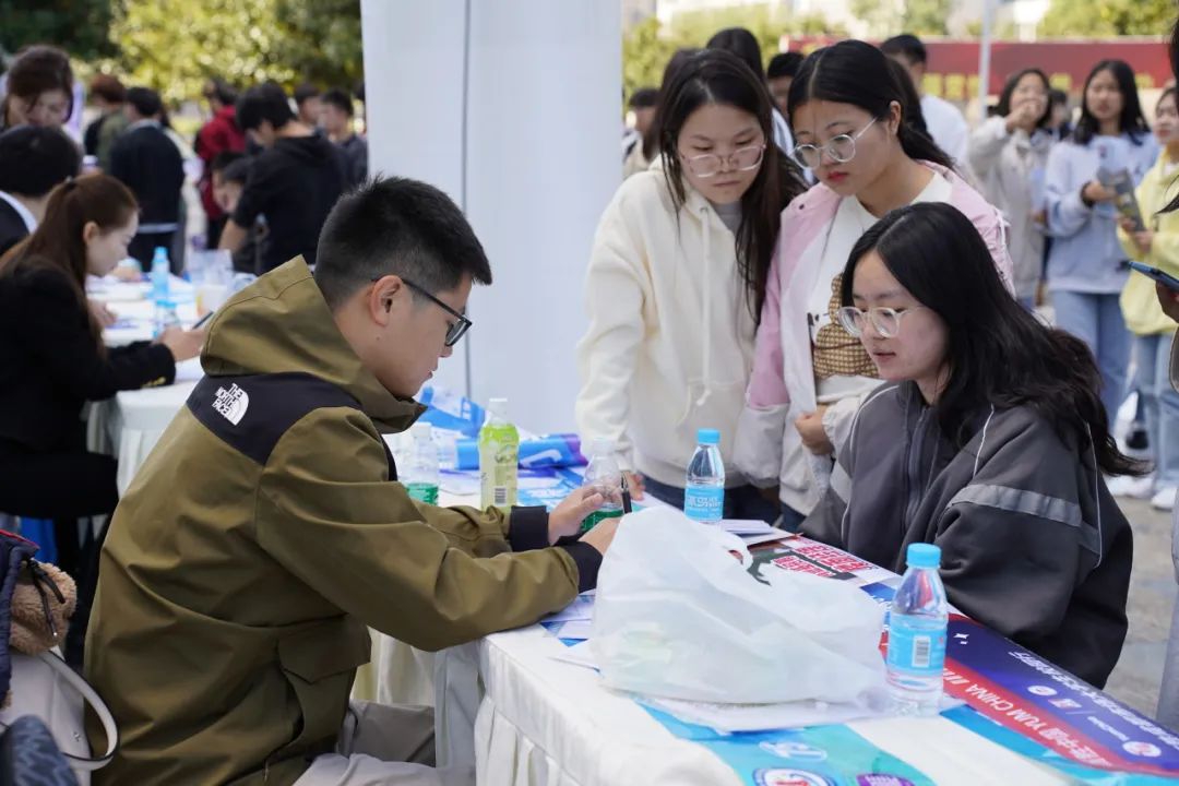 多图直击四川各大高校双选会现场！29.jpeg
