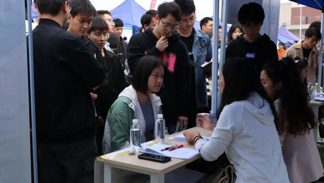 多图直击四川各大高校双选会现场！23.jpeg