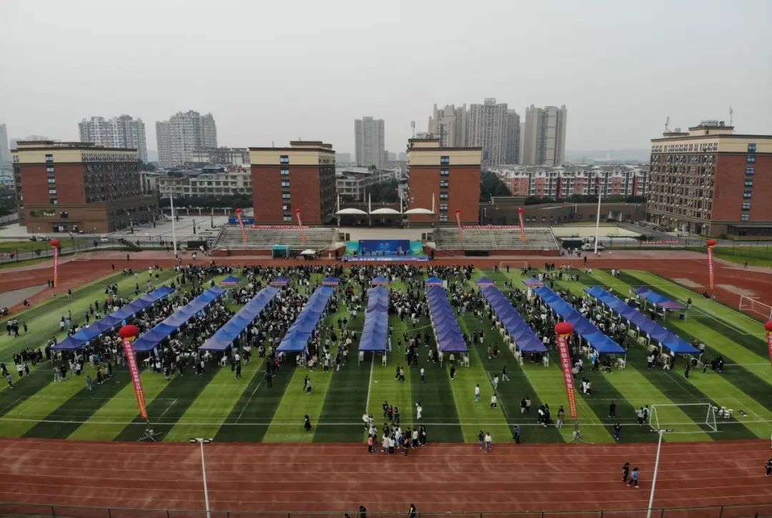 多图直击四川各大高校双选会现场！22.jpeg