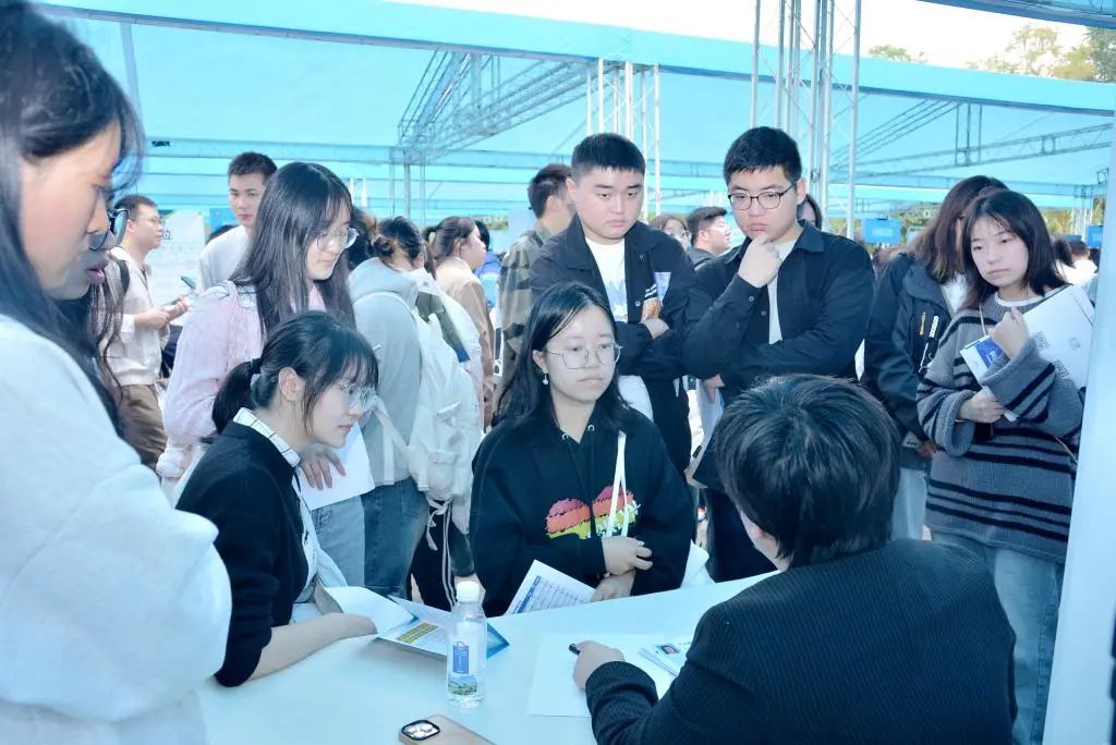 多图直击四川各大高校双选会现场！17.jpeg