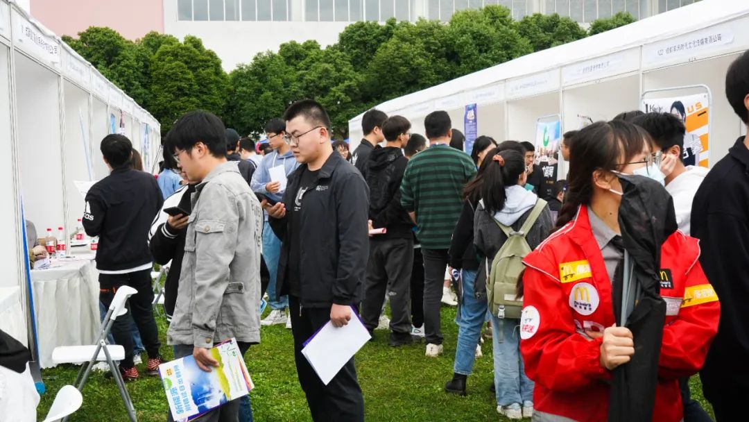 多图直击四川各大高校双选会现场！13.jpeg
