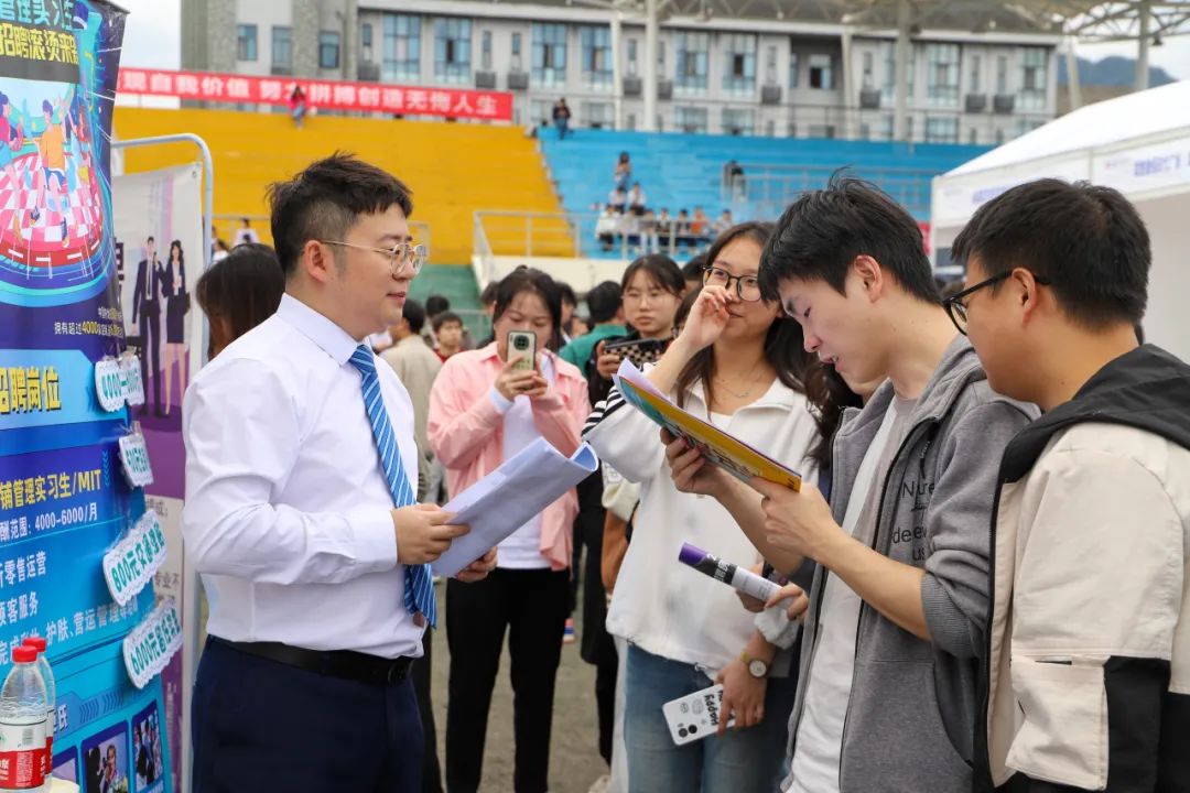 多图直击四川各大高校双选会现场！10.jpeg