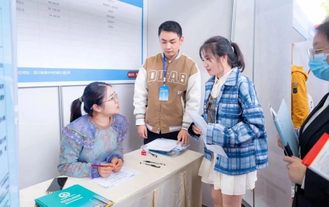多图直击四川各大高校双选会现场！7.jpeg