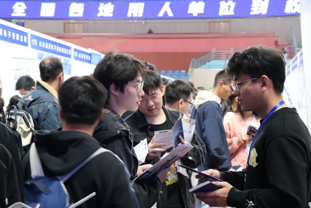 多图直击四川各大高校双选会现场！3.jpeg