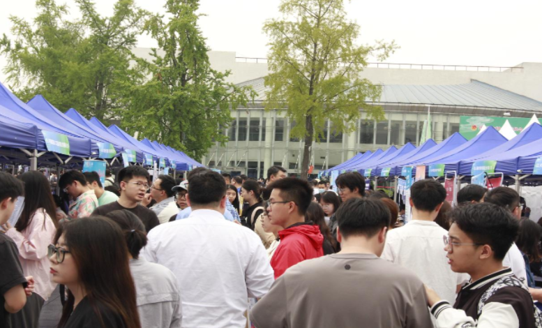 多图直击四川各大高校双选会现场！1.png