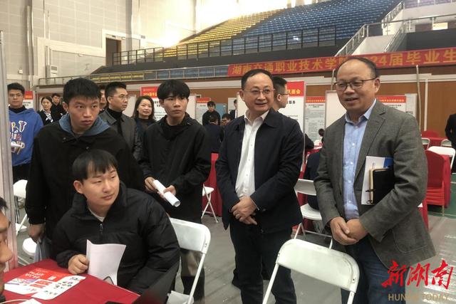 湖南交通职院举办2024届毕业生供需见面会暨2023届未就业毕业生校园招聘会2.jpeg