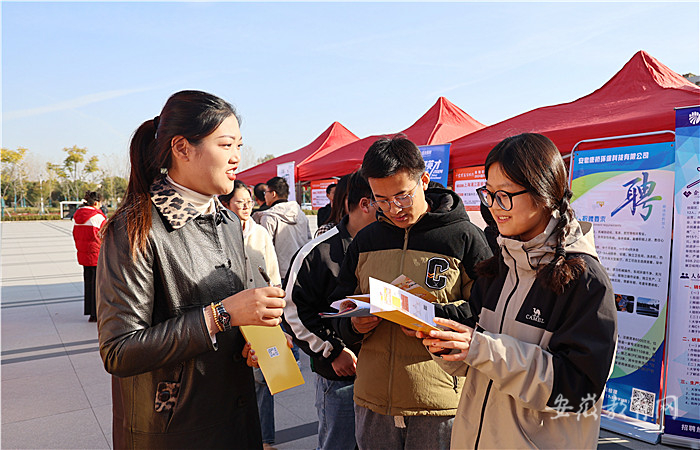 阜阳职业技术学院举办2024届毕业生就业双选会2.jpg