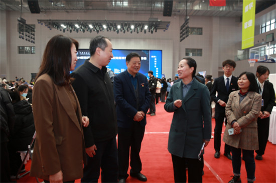 1700637970518996.jpg 2024届陕西省普通高校学前教育类毕业生联盟招聘会在西安交通工程学院成功举办3.jpg