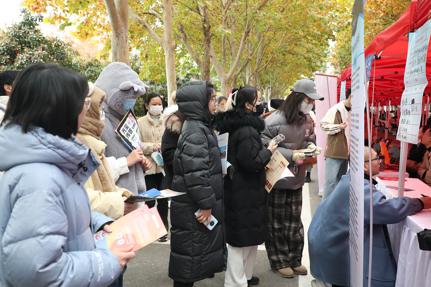 提供万余个就业岗位！郑州师范学院举行2024届毕业生冬季校园双选会3.jpg