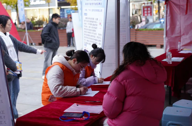 1701401995228970.png 黔南州高校毕业生第二期就业创业能力提升训练营开班仪式在匀举行2.png