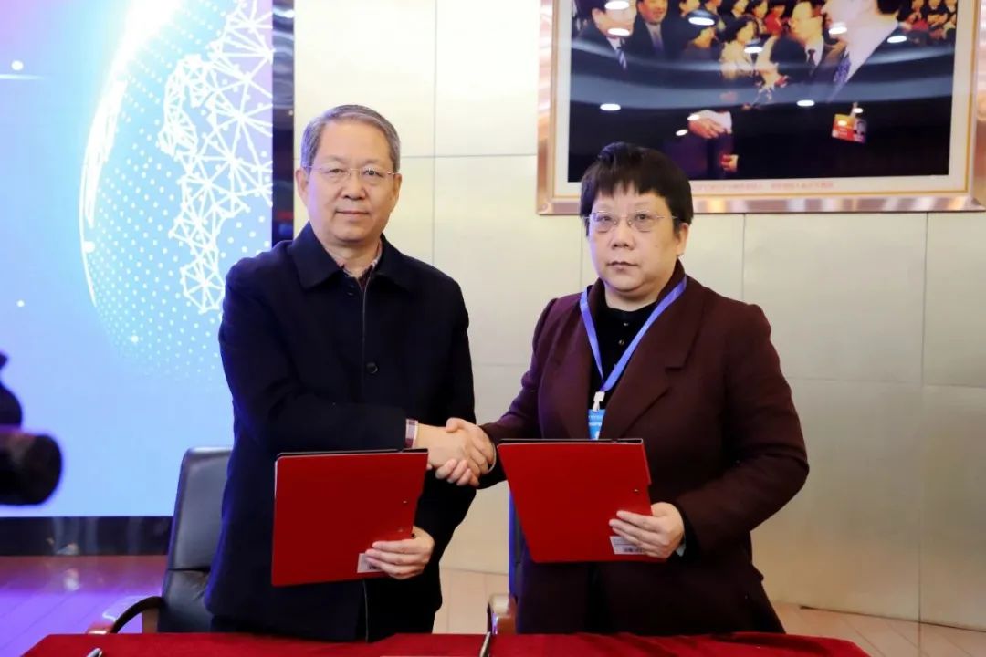 数智商科建设与产教融合发展论坛在陕西国际商贸学院成功举行13.jpg