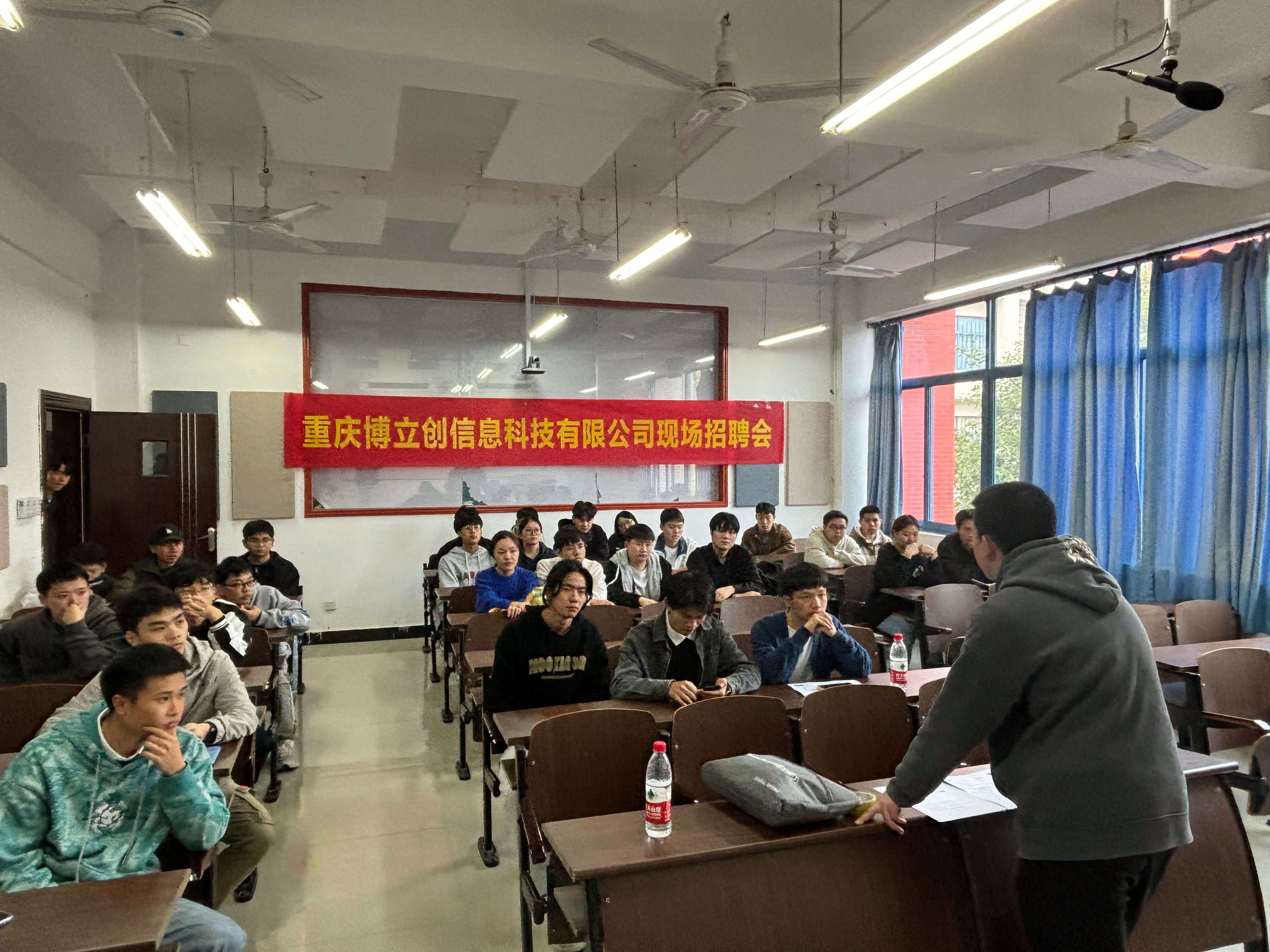 提供1000+智能网联就业岗位！重庆工商职业学院电子信息工程学院举行2024届毕业生双选会.jpg