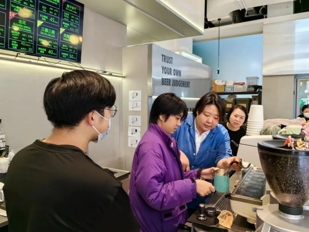 1702019965579289.jpg 华阳路街道组织创业大咖一对一辅导青年人就业创业!2.jpg