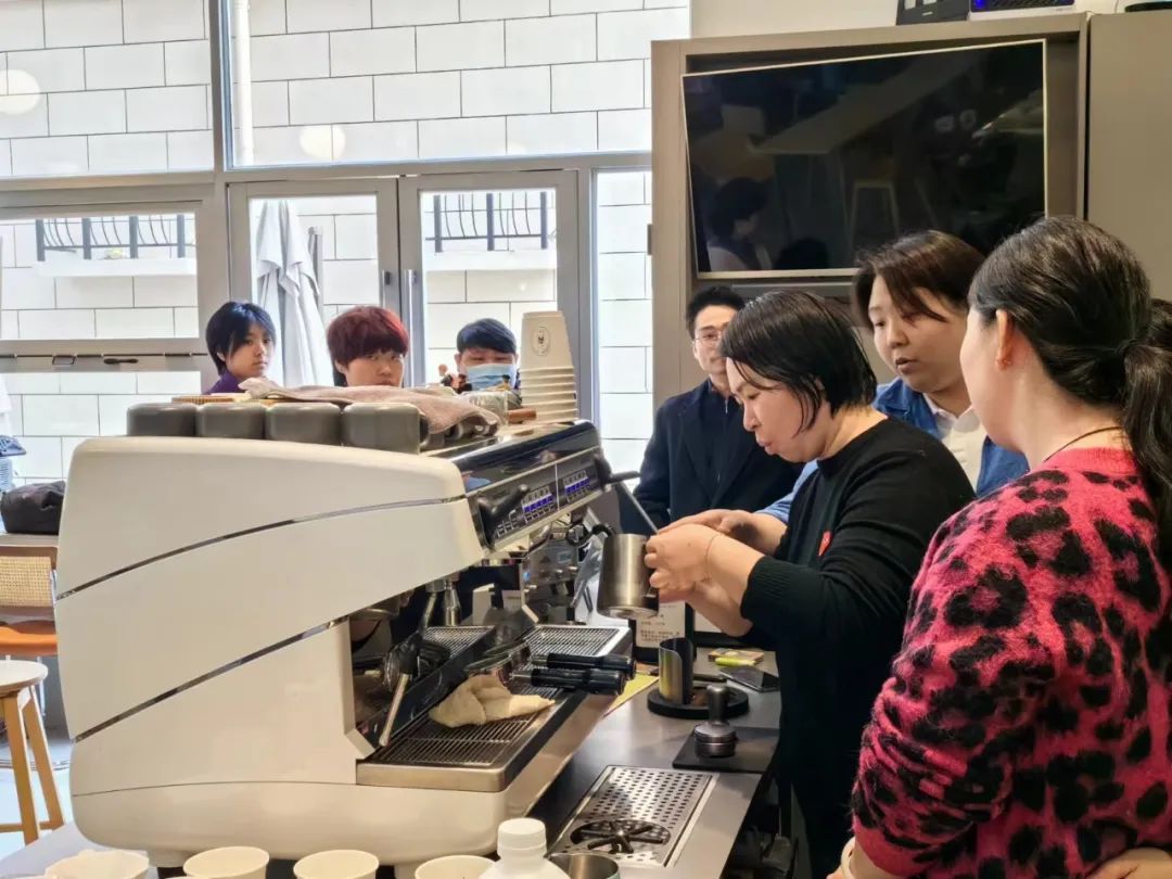 1702019969285615.jpg 华阳路街道组织创业大咖一对一辅导青年人就业创业!1.jpg